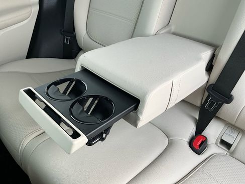 Used 2025 Mercedes-Benz GLC 350e 4MATIC image 26