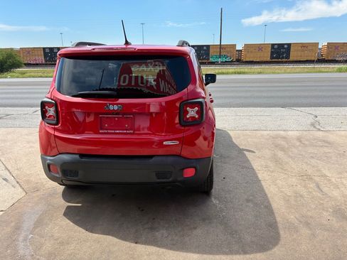 Used 2015 Jeep Renegade Latitude FWD image 9