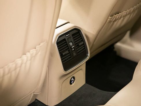 Certified 2024 Porsche Macan AWD/4WD image 34