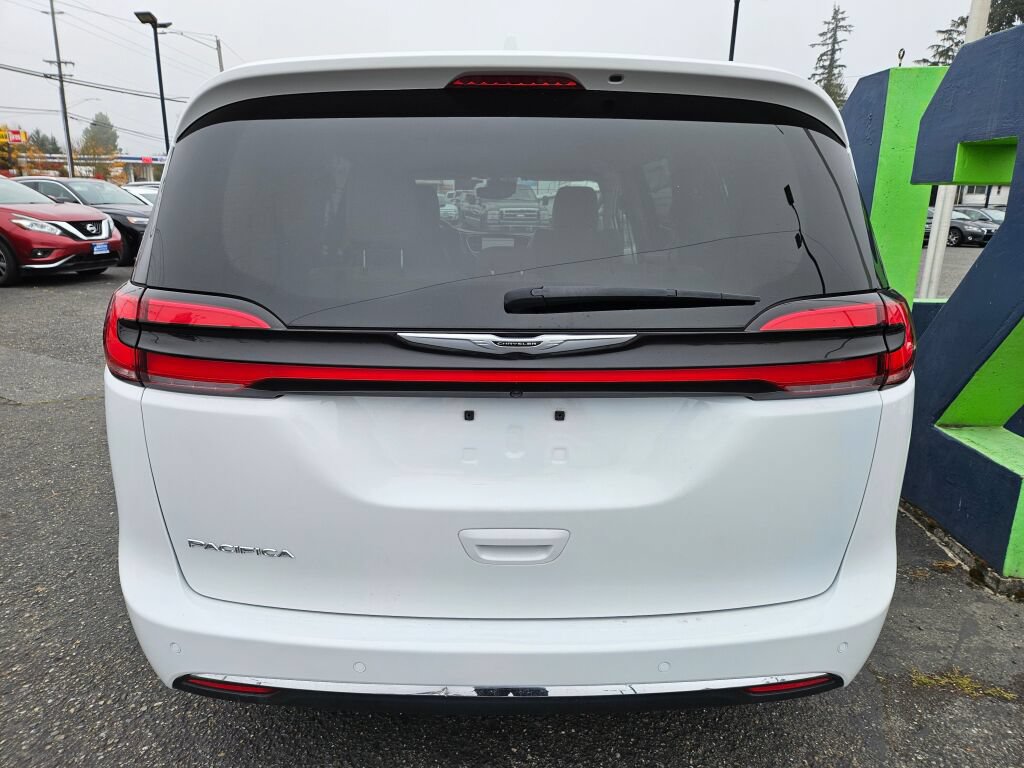 Used 2021 Chrysler Pacifica Touring-L FWD image 4