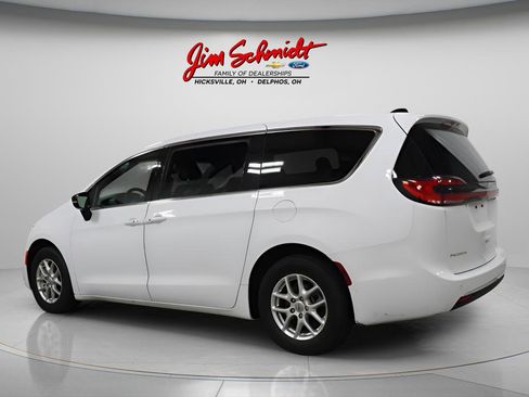 Used 2025 Chrysler Pacifica Select image 3