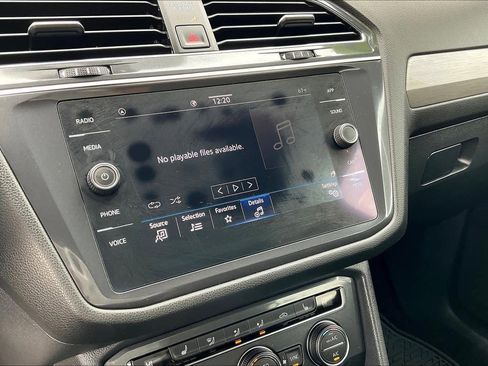 Used 2021 Volkswagen Tiguan SE image 33