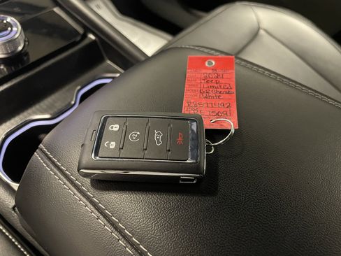 Used 2024 Jeep Grand Cherokee Limited image 17