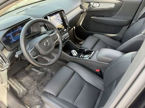 Certified 2025 Volvo XC40 B5 Plus w/ Protection Package Premier AWD/4WD image 19