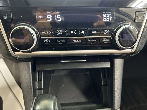 Used 2018 Subaru Outback 3.6R Touring AWD/4WD image 17