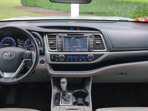 Used 2019 Toyota Highlander Limited Platinum FWD image 30