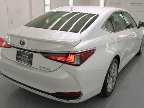 Used 2019 Lexus ES 300h Luxury image 9