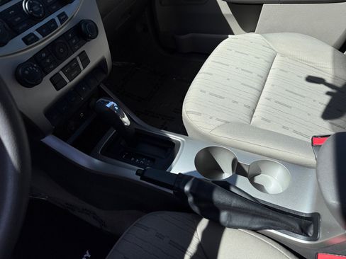 Used 2010 Ford Focus SE FWD image 13