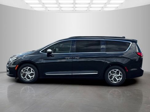 Used 2023 Chrysler Pacifica Limited FWD image 4