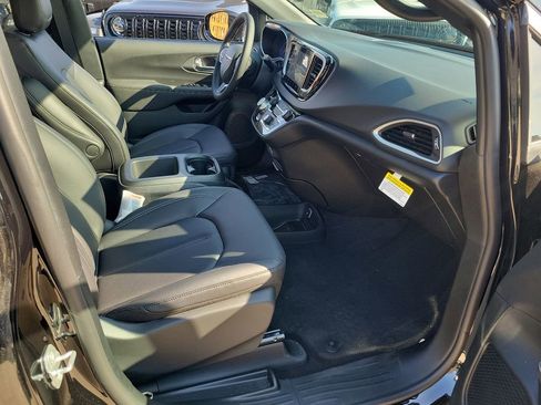 New 2025 Chrysler Voyager LX image 8