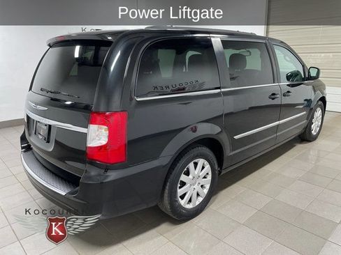 Used 2015 Chrysler Town & Country Touring FWD image 7