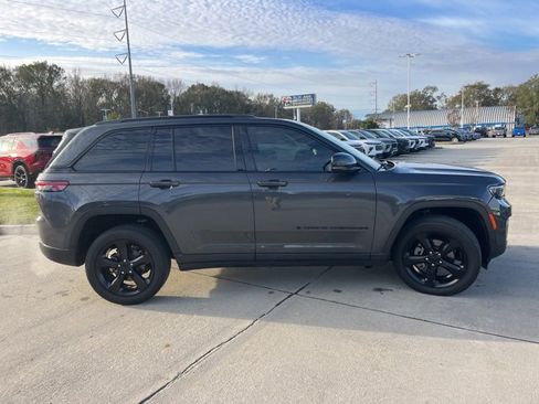 Used 2024 Jeep Grand Cherokee Altitude image 9