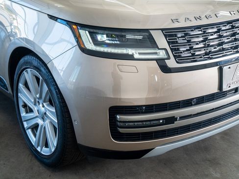 Used 2023 Land Rover Range Rover Long Wheelbase SE image 18