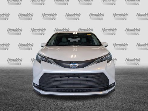 Certified 2025 Toyota Sienna XLE FWD image 3