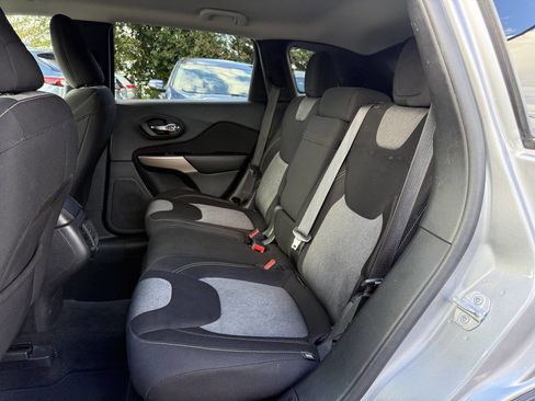 Used 2018 Jeep Cherokee Latitude image 11