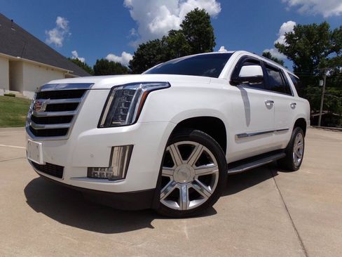 Used 2016 Cadillac Escalade Luxury AWD/4WD image 2