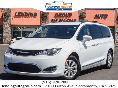 Used 2018 Chrysler Pacifica Touring-L Plus image 1