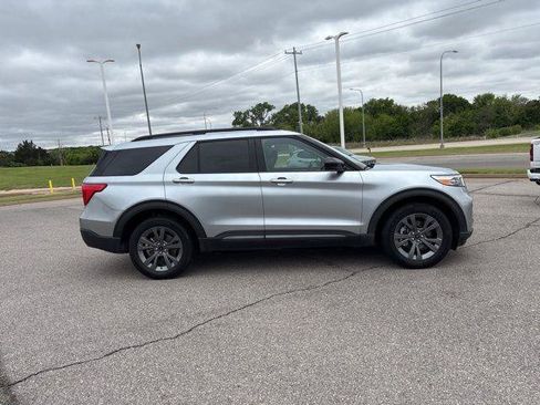 Used 2022 Ford Explorer XLT w/ Equipment Group 202A AWD/4WD image 4
