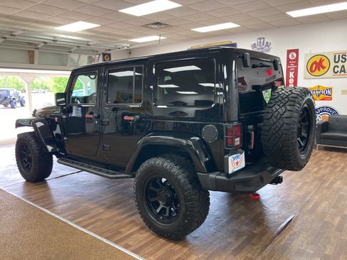 Used 2017 Jeep Wrangler Unlimited Rubicon AWD/4WD image 3