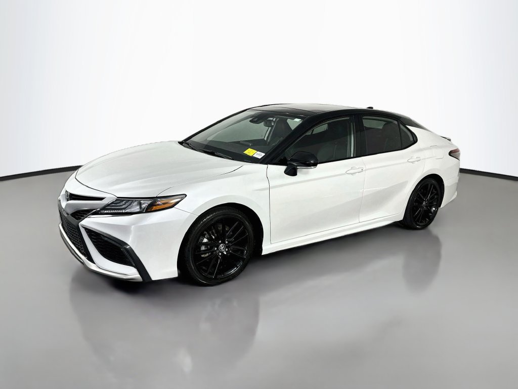 Used 2023 Toyota Camry XSE FWD image 3