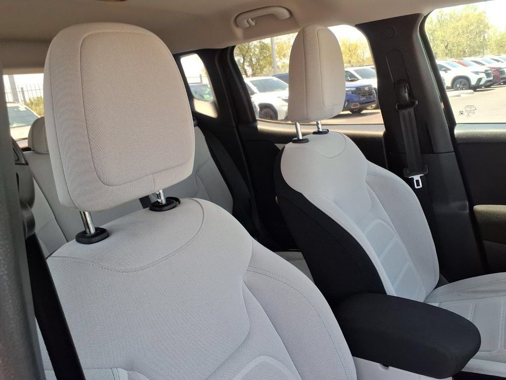 Used 2019 Jeep Renegade Latitude FWD image 18