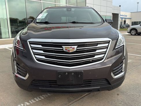 Used 2017 Cadillac XT5 Luxury w/ Driver Awareness Package FWD image 3