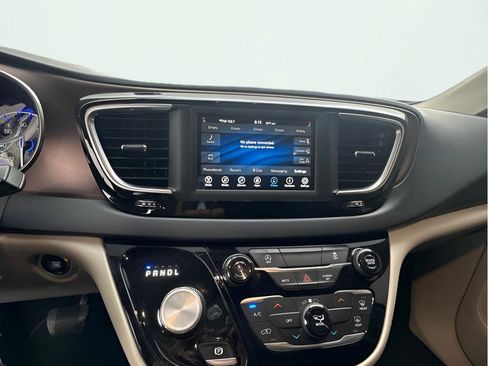 Used 2020 Chrysler Voyager Lxi FWD image 11