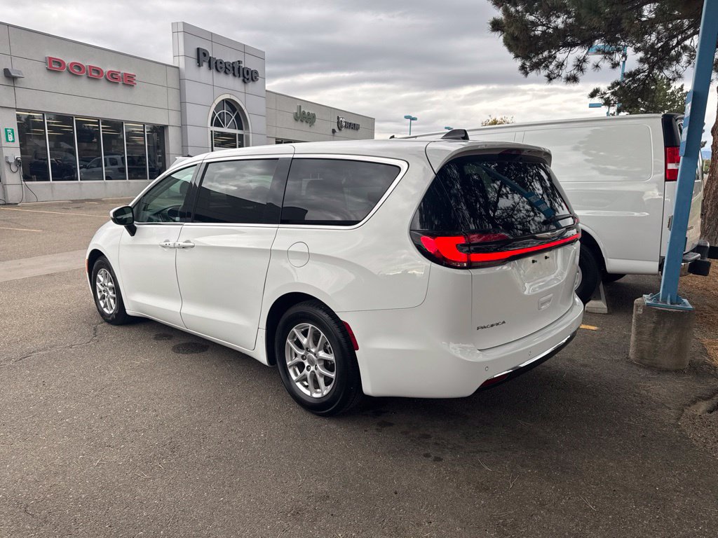 Used 2023 Chrysler Pacifica Touring-L FWD image 3