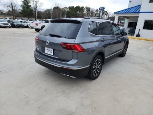 Used 2020 Volkswagen Tiguan SE w/ Panoramic Sunroof Package image 12