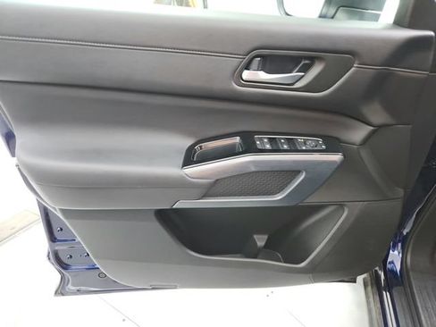Used 2025 Nissan Pathfinder SL FWD image 32