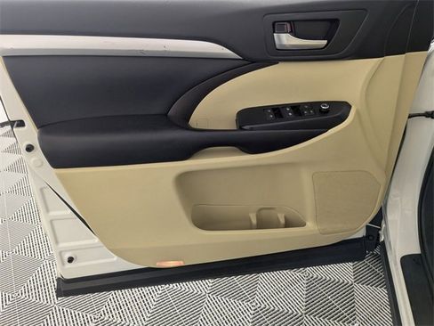 Used 2019 Toyota Highlander XLE image 9