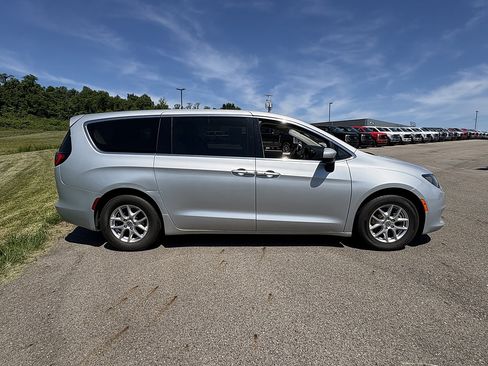 Used 2023 Chrysler Voyager LX FWD image 6