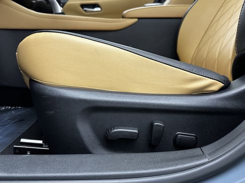 Used 2025 Nissan Sentra SV w/ SV Premium Package image 14