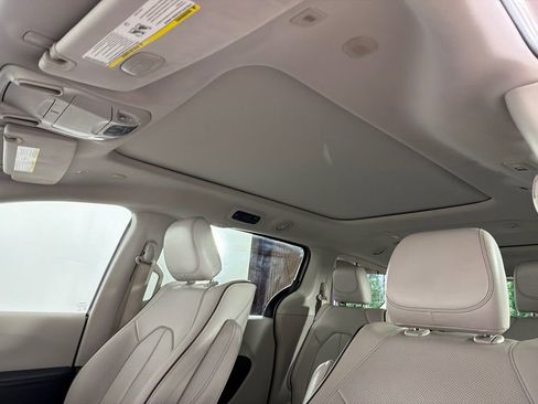 Used 2018 Chrysler Pacifica Limited w/ Tire & Wheel Group FWD image 2