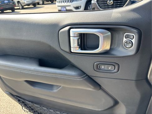 Used 2018 Jeep Wrangler Unlimited Sahara image 24