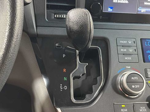 Used 2015 Toyota Sienna LE FWD image 21