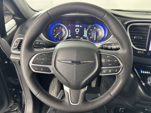 Used 2025 Chrysler Pacifica Select image 10