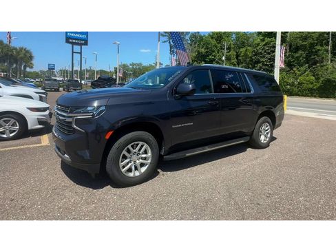 Used 2023 Chevrolet Suburban LT image 4