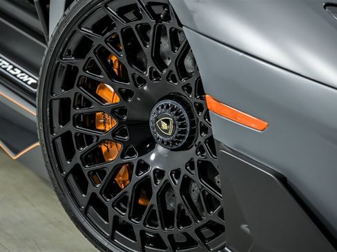 Used 2019 Lamborghini Aventador SVJ AWD/4WD image 3