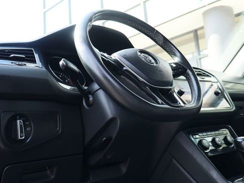 Used 2021 Volkswagen Tiguan SE image 42