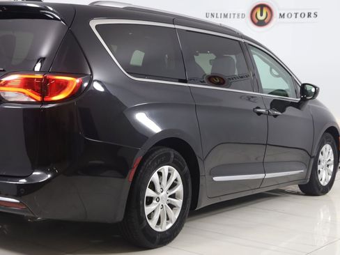 Used 2018 Chrysler Pacifica Touring-L FWD image 41