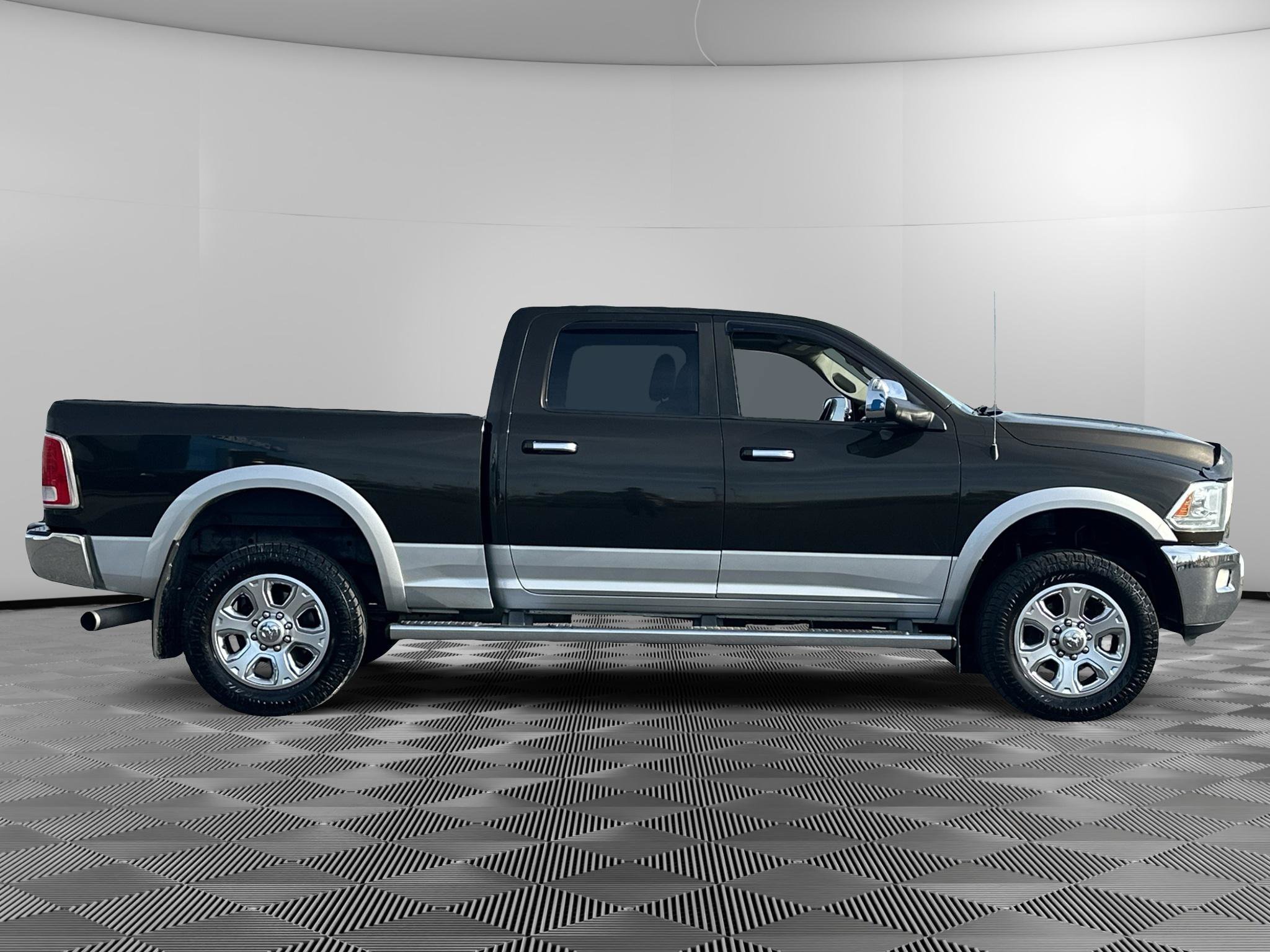 Used 2014 RAM 3500 Laramie w/ Convenience Group AWD/4WD image 3