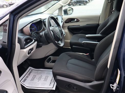 Used 2020 Chrysler Voyager LX FWD image 6