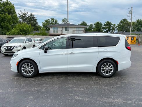 Used 2026 Chrysler Pacifica Limited FWD image 10