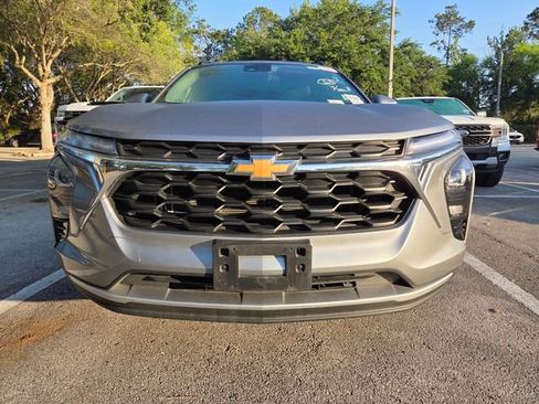 Certified 2025 Chevrolet Trax LT w/ LT Convenience Package FWD image 2
