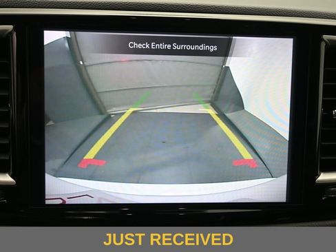 Used 2023 Chrysler Pacifica Touring-L FWD image 12