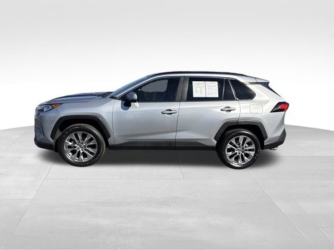 Used 2021 Toyota RAV4 XLE Premium image 4