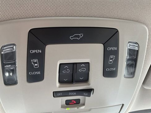 Used 2021 Toyota Sienna XLE image 35