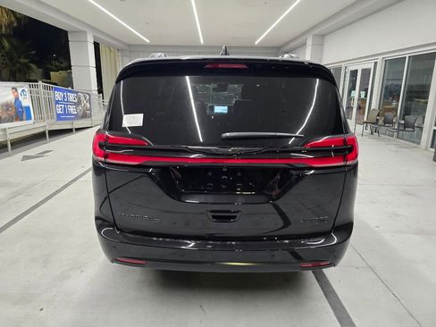 New 2026 Chrysler Pacifica Limited w/ S Appearance Package AWD/4WD image 5