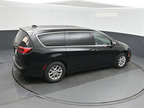 Used 2024 Chrysler Pacifica Touring-L image 29